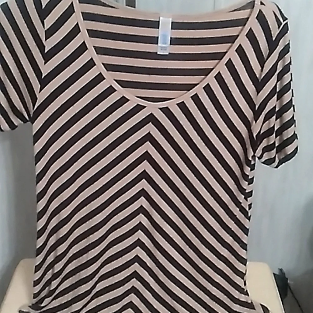 LulaRoe Small Tan Black Zig Zag Stripes Short Sleeves Top Like New - Picture 1 of 7